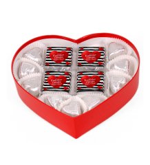 Çiçekli Kalp Kutuda Kadınlar Günü Çikolata