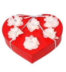 Çiçekli Kalp Kutuda Kadınlar Günü Çikolata