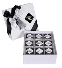 Beyaz Küp Kutuda Logolu Madlen Bayram Çikolata